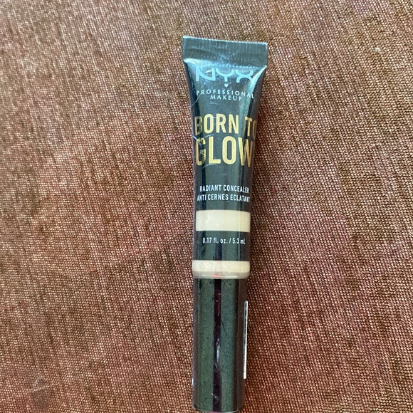 πNYX- Born to Glow Radiant Concealer with Puff: Alabaster Shade - Picture 3 of 5